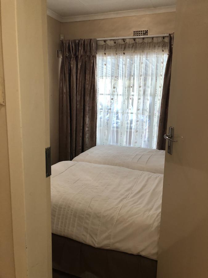 Khuvena Guesthouse Randburg Exterior foto